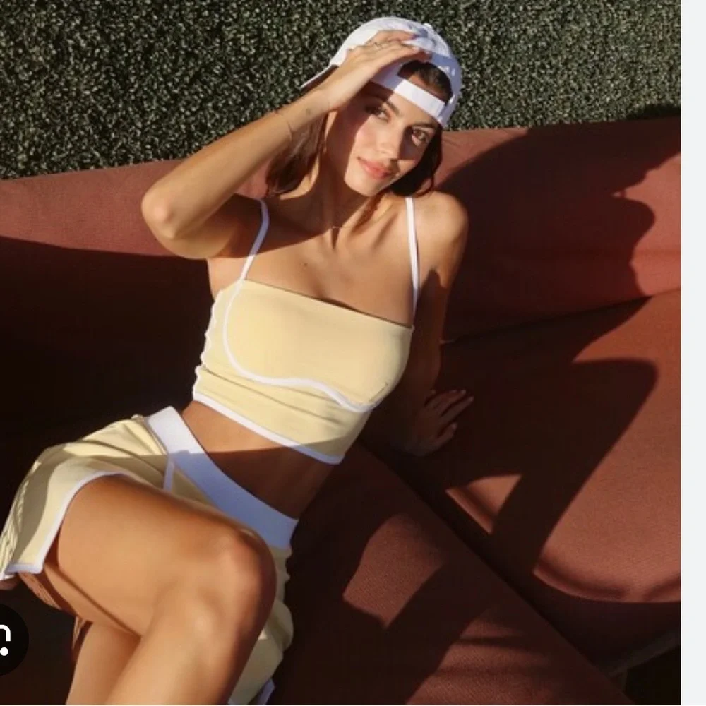 Set! ALO Outfit Streamlined Airbrush Bra Tank XS & skirt XS Warm Butter & White